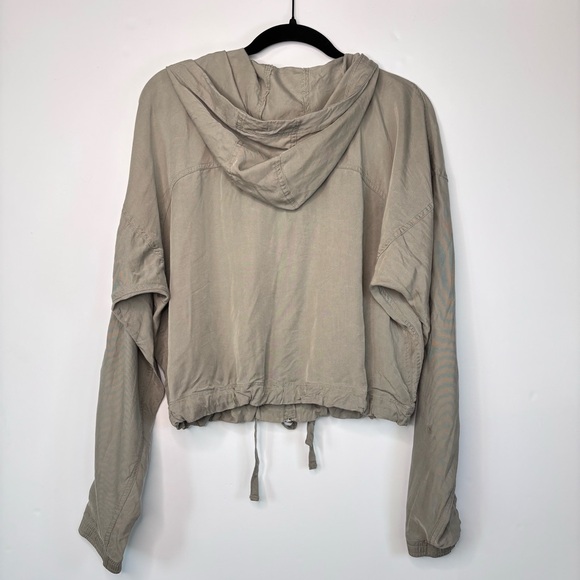 Abercrombie & Fitch Cropped Light Green Utility Jacket - Picture 4 of 11